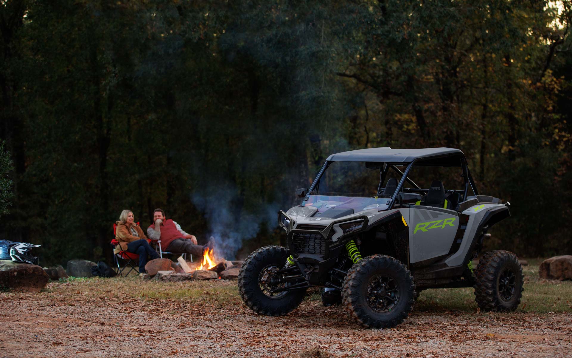 Polaris RZR XP 1000 bij het kampvuur