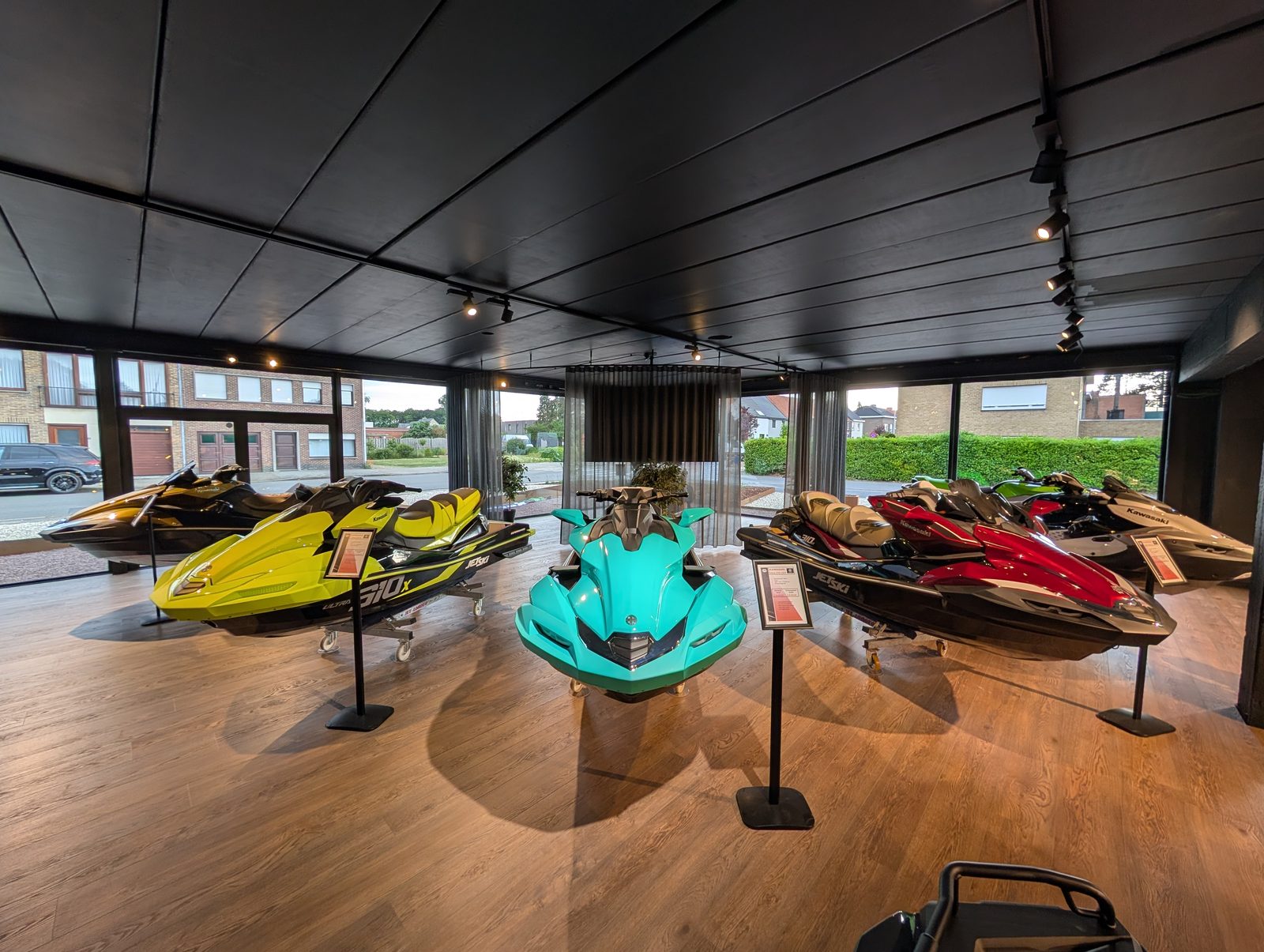 Showroom van Van de Veire Powersports met jetski's in Eeklo